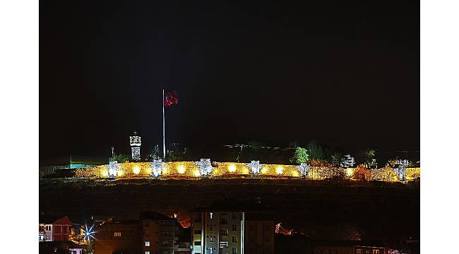 Zile'de 4 bin yıllık kale ve surlar ışıklandırıldı