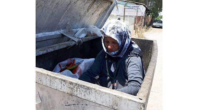 70'lik nine, ekmeğini çöpten çıkarıp yardımı reddetti