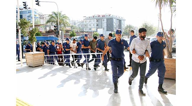 Alanya&#39;da gözaltına alınan 17 torbacı adliyede