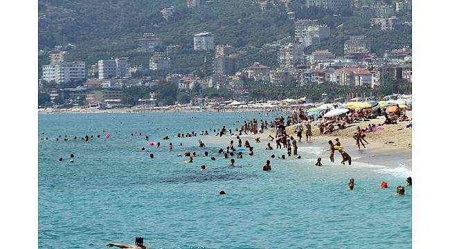 Alanya'da plajlar tıklım tıklım