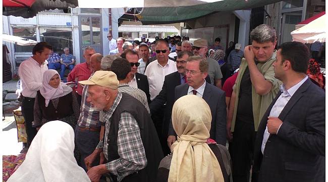 CHP'li milletvekil adayı Şener, polis eşliğinde esnaf ziyareti gerçekleştirdi