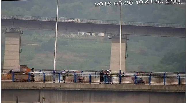 Çin'de intihar girişimini polis engelledi