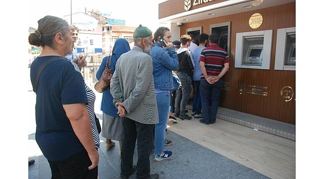 Emekliler ATM'ler önünde kuyruk oluşturdu