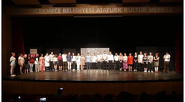 Geleceğin tiyatro sanatçıları ayakta alkışlandı