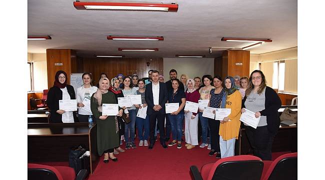 Girişimci kadınlar belgelerini Başkan Kuzu'dan aldı