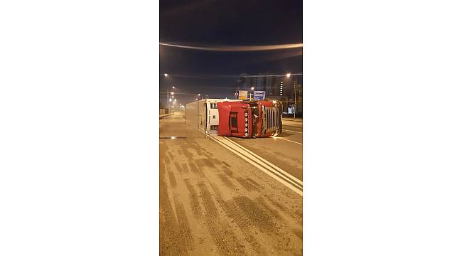 Isparta'da çilek yüklü tır devrildi: 1 yaralı