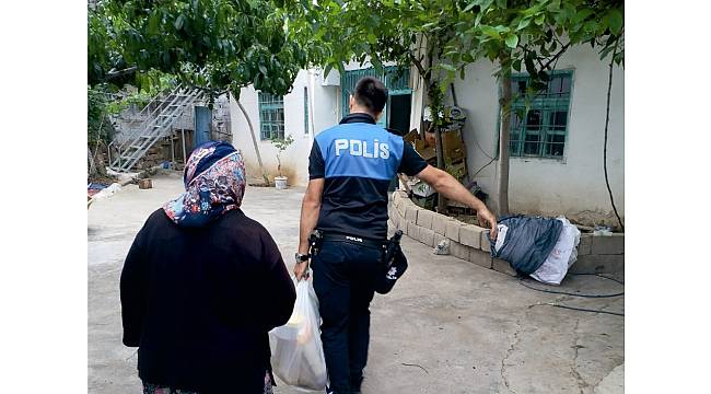 Kahta'da polis ekipleri Ramazan yardımı dağıttı