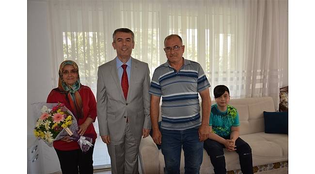 Karnesini evde aldı