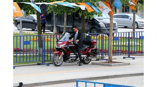Kenan Sofuoğlu, miting alanına lüks motosikletiyle geldi