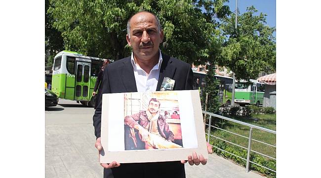 Kocaeli'de tavuklu pilavdan öldüğü iddia edilen ailesi oğlunun fotoğraflarıyla avunuyor