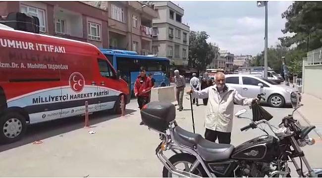 MHP'nin seçim şarkısına bastonuyla eşlik etti