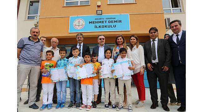 Öğrencilerin karne heyecanına ortak oldular
