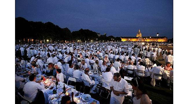 Paris'te beyazlar içinde akşam yemeği