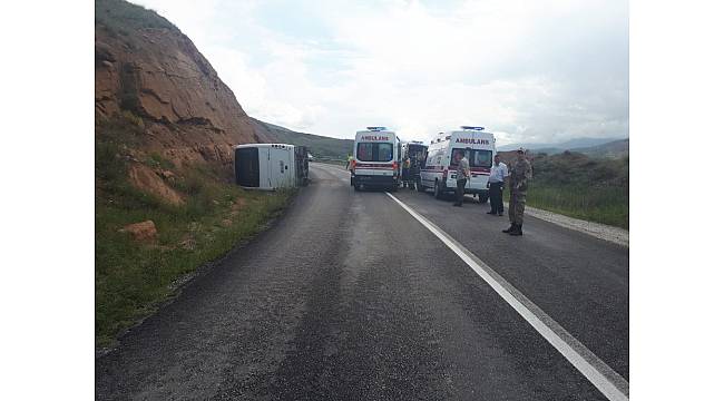 Polisleri taşıyan otobüs devrildi: 11 yaralı