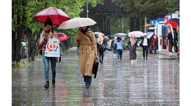 Sağanak yağış Erzurum'da hayatı felç etti