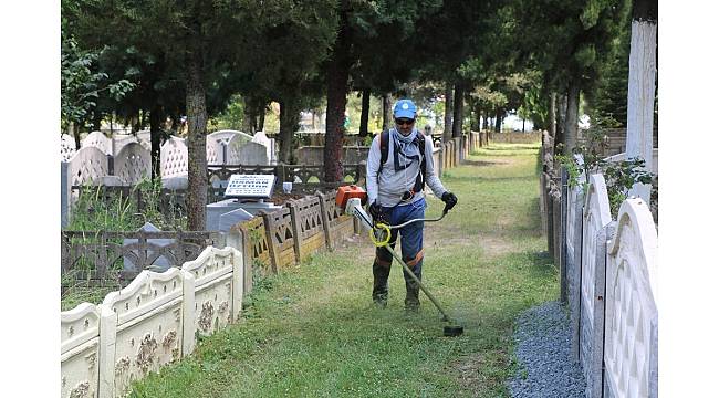 Sakarya&#39;da mezarlıklar bayrama hazırlanıyor
