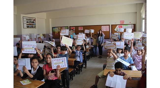 Şanlıurfa'da Suriyeli öğrencilerin karne sevinci