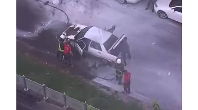 Seyir halindeki otomobil alev aldı