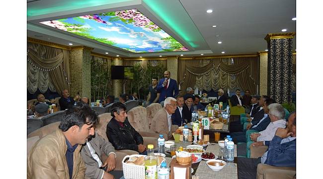 Tenekeci muhtarlarla iftar açtı