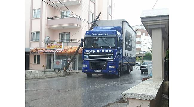 TIR kablolara takılıp direği devirdi