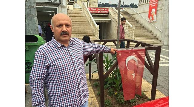 Trabzon'da Türk bayrağını alıp yere atan şahıs güvenlik kameralarına yansıdı