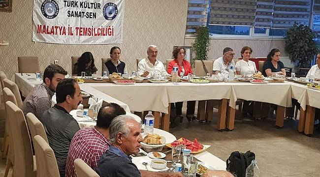 Türk Kültür Sanat Sen üyesi memurlar iftarda bir araya geldiler 