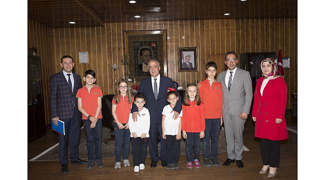 Vakıf Okulları Öğrencilerinden Rektör Çomaklı'ya ziyaret