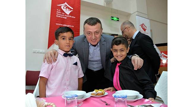 Vali Büyükakın yurttaki çocuklarla iftar yaptı