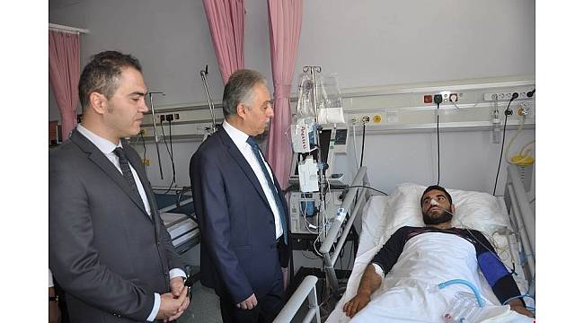 Vali Toprak'tan yaralı askere ziyaret