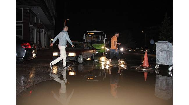 Yarım saatlik yağmur Kocaeli caddelerini dereye çevirdi