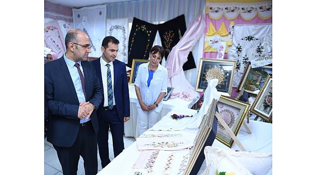 Yeşil Konak kursiyerlerinin el emeği göz nuru eserleri sergilendi