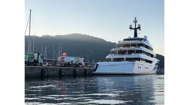 Amerikalı milyarderin lüks yatı, Marmaris&#39;te 200 ton yakıt ikmali yaptı