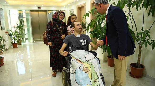 Başkan Çınar engelli vatandaşı makamında ağırladı