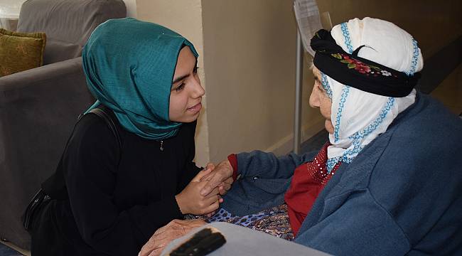 Gönüllü gençler yaşlıların gönlünü aldı