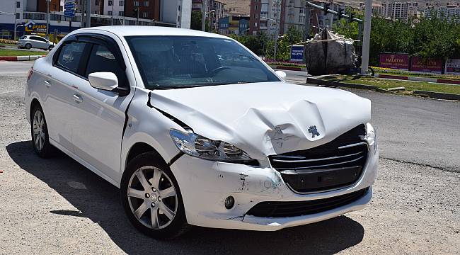  İki otomobil çarpıştı: 2 yaralı