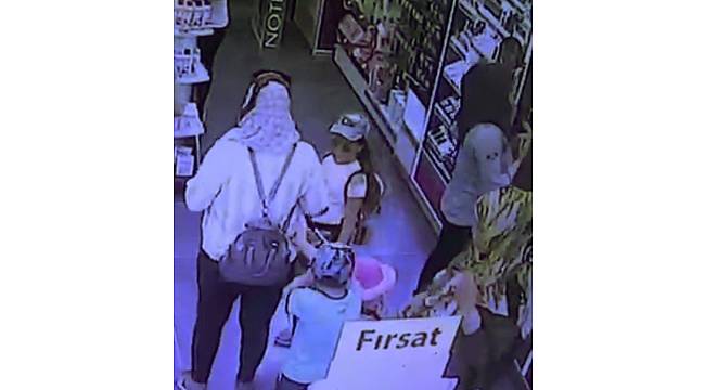 Kozmetik mağazasında yaşanan çanta hırsızlığı kamerada