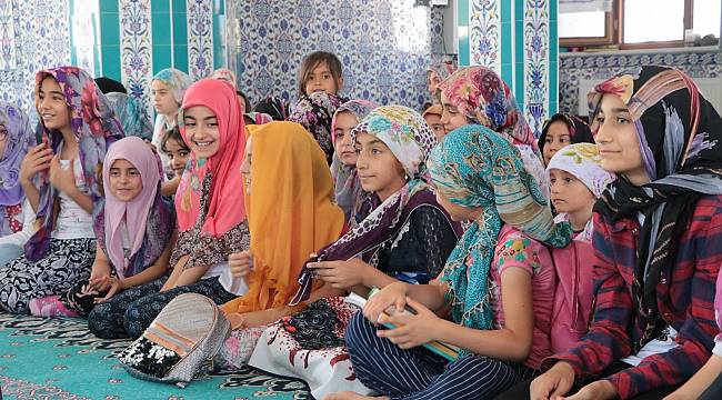 Kur’an öğrenen öğrencilerine hediye