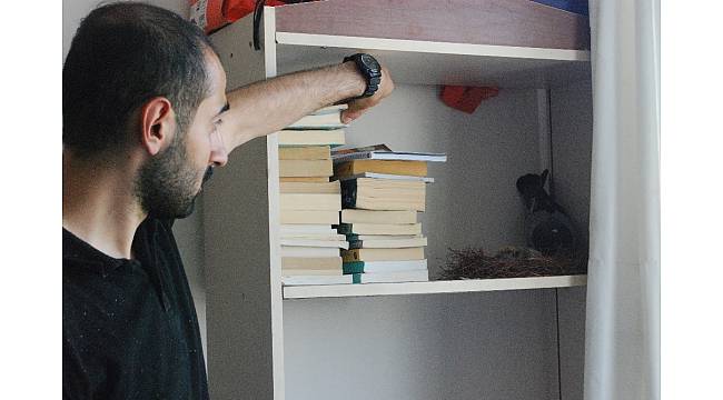 Öğrencilerin kitaplığında davetsiz misafir