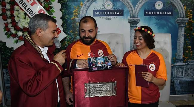 Fanatik çift nikah masasına Galatasaray formasıyla oturdu