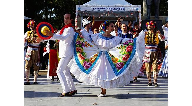 Festivalde 7 ülkenin halk oyunları ekibi Erik Dalı oynadı