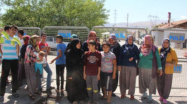  Vatandaşlar mahallelerine kurulmak istenen baz istasyonuna tepki gösterdi.