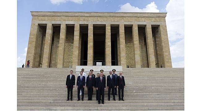 YAŞ üyeleri Anıtkabir&#39;i ziyaret etti