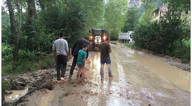 Yoğun yağmur Mudurnu&#39;da köy yollarını vurdu