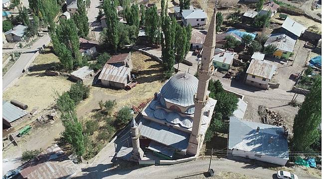 25 yıllık caminin 58 yıllık minaresi
