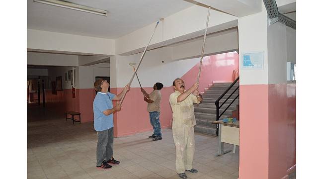 Fedakar öğretmenler okullarını kendileri boyadı