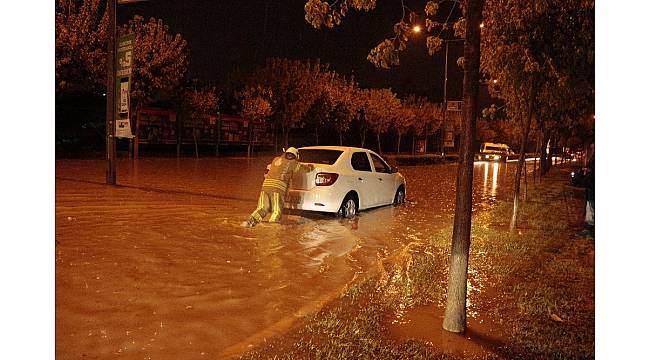 İstanbul&#39;da araçlar yağmur sularında mahsur kaldı