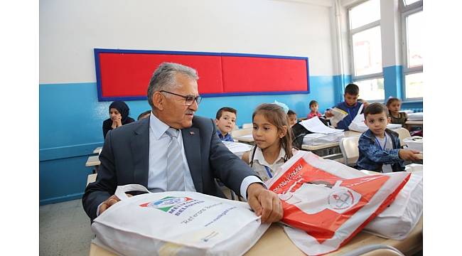 Melikgazi&#39;den Çanta ve Kırtasiye Yardımı