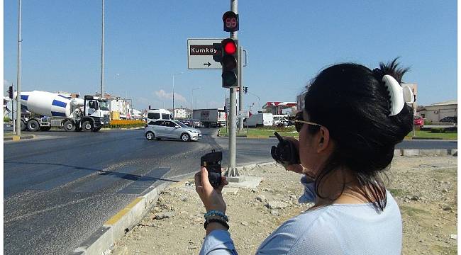 Sivil polislerin trafik lambalarında hatalı sürücü nöbeti