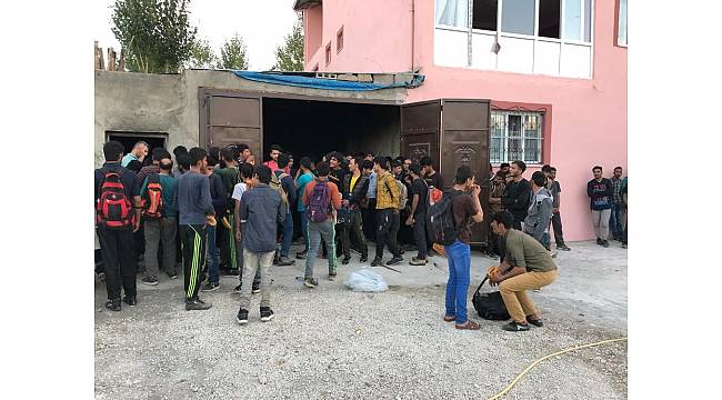 Van&#39;da bir garajda 244 kaçak göçmen yakalandı