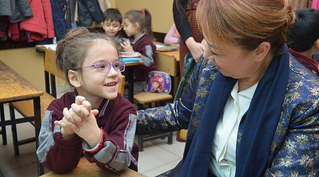 Rektör Karabulut, “okuma sevincini” kendisi ile paylaşan minik öğrenciyi okulunda ziyaret etti